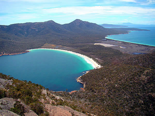 Wineglass Bay e Promise Bay, Freycinet National Park, Tasmânia, Austrália. Author Bjørn Christian Tørrissen. Licensed under the Creative Commons Attribution-Share Alike