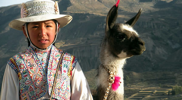 Menina no vestido tradicional, Peru. Author and Copyright Nello and Nadia Lubrina