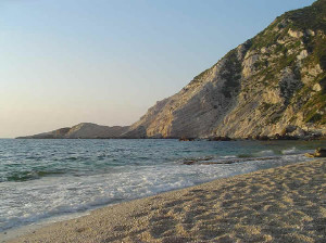 A praia de Petani, Cefalônia, Ilhas Jónicas, Grécia. Author and Copyright Niccolò di Lalla