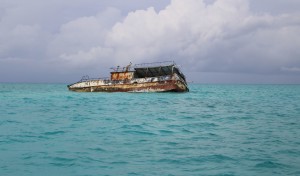 Naufrágio de um navio encalhado nos recifes de coral entre as Exumas e Long Island, Bahamas. Autor e Copyright Marco Ramerini