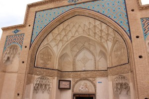 Fachada do Banho público do Sultan Amir Ahmad, Kashan, Irã. Autor e Copyright Marco Ramerini.