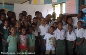 Crianças, Ratu Namasi Memorial School, Nabukeru, Yasawa, Fiji. Autor e copyright Marco Ramerini
