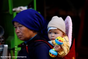 Mulher com criança, Shengcun, Yuanyang, Yunnan, China Autor e Copyright Marco Ramerini ...