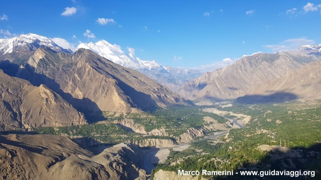 Vista do vale de Hunza e das Montanhas da Ásia Central do Ninho da águia, Paquistão. Autor e Copyright Marco Ramerini