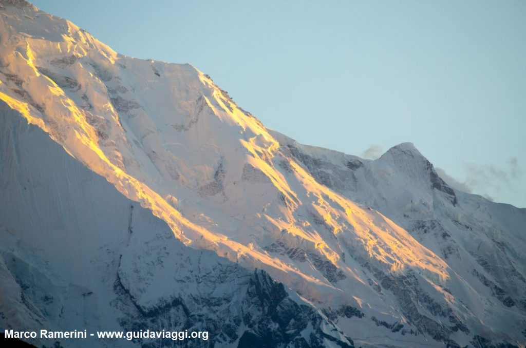 A parede do Monte Rakaposhi ao pôr do sol, Karakorum, Paquistão. Autor e Copyright Marco Ramerini