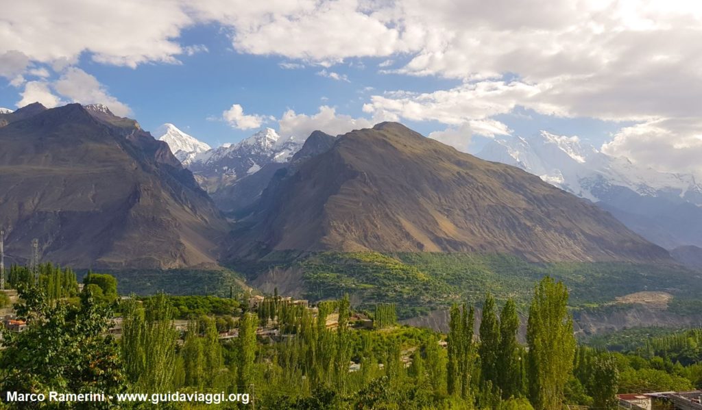 O vale de Hunza com o Rakaposhi, o Haramosh e o pico de Diran. Paquistão. Autor e Copyright Marco Ramerini