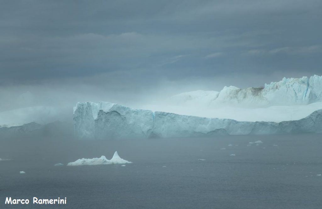 Icebergs no nevoeiro, Ilulissat, Groenlândia. Autor e Copyright Marco Ramerini