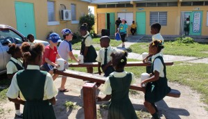 Os balanços, Glintons Primary School, Bahamas. Autor e Copyright Marco Ramerini